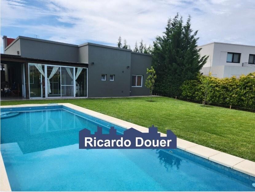 Casa en venta o alquiler anual , con pileta en El Cantón.